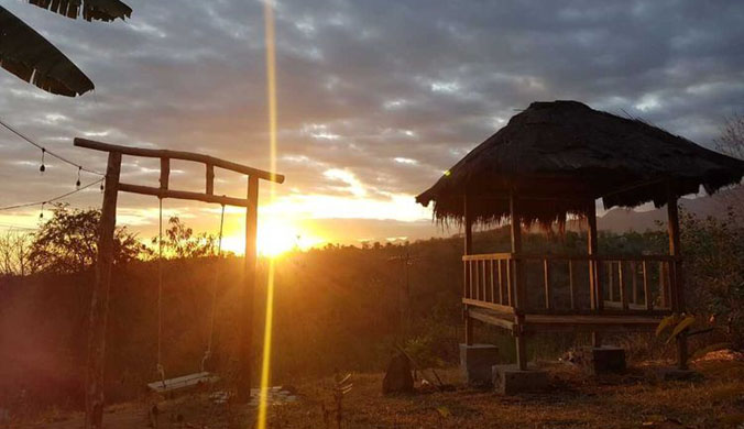 Kedai Kopi di Pinggir Jalan Trans Flores: Sensasi Minum Kopi Sambil Menikmati Sunset
