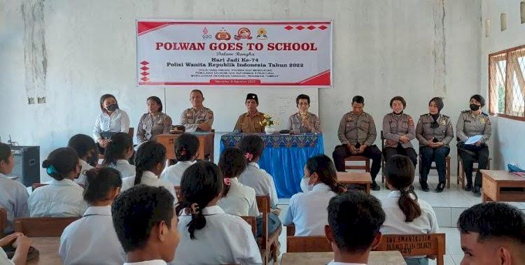 kegiatan-polwan-goes-to-school-di-sman-3-kupang-timur.jpg