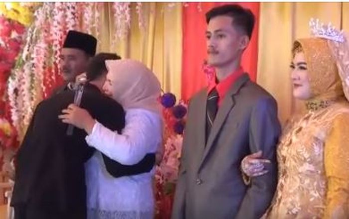 Menangis di Pelukan Mantan Calon Mertua, 11 Tahun Pacaran, Kekasih di Pelaminan dengan Pria Lain