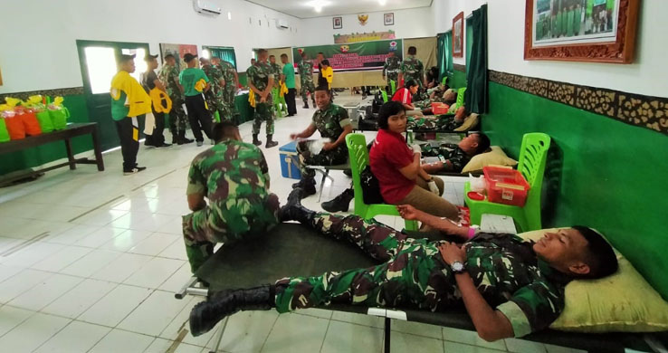 Keluarga Besar Brigif 21/Komodo Gelar Bakti Sosial di Hari Juang TNI AD