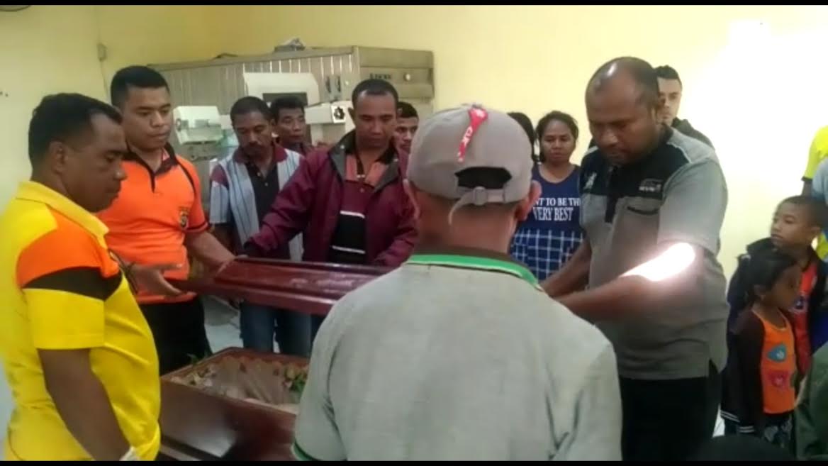 Polisi Otopsi Jenazah Angga dan Angki di RSB Drs Titus Ully Kupang
