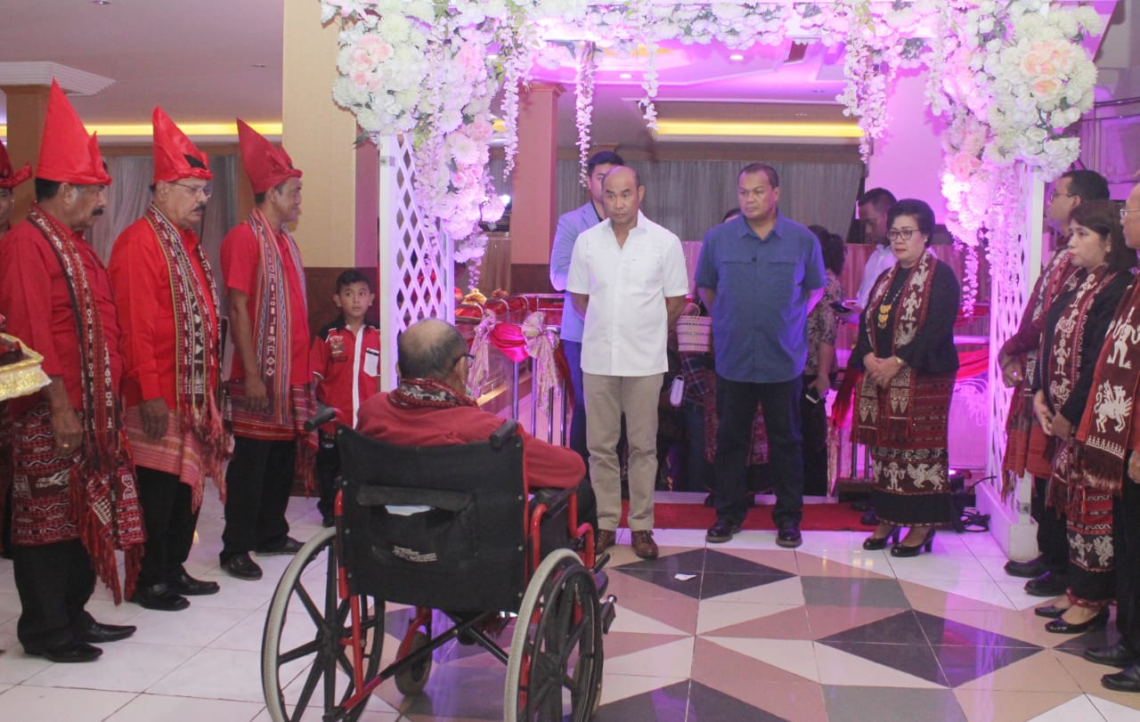 Keluarga Maluku dalam Perayaan Natal dan Tahun Baru ! Gubernur NTT Disuguhi Sopi Kisar