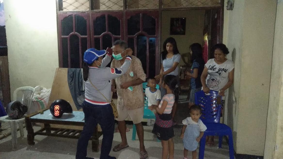 Anggota DPRD Sumba Barat Sambangi Kaum Jompo Bagikan Masker, Jamu Dan Selebaran