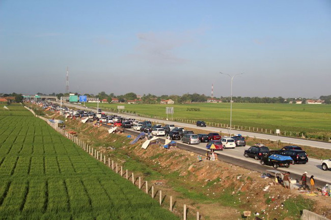 kendaraan-dari-arah-barat-ke-timur-padat-merayap-di-ruas-jalan-tol-cikopo-palimanan-cipali_20180618_095447.jpg