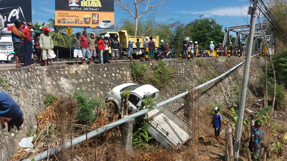 Sopir Niat Mendahului Tronton, Mobil Pikap Jatuh ke Jurang di Timor Tengah Utara