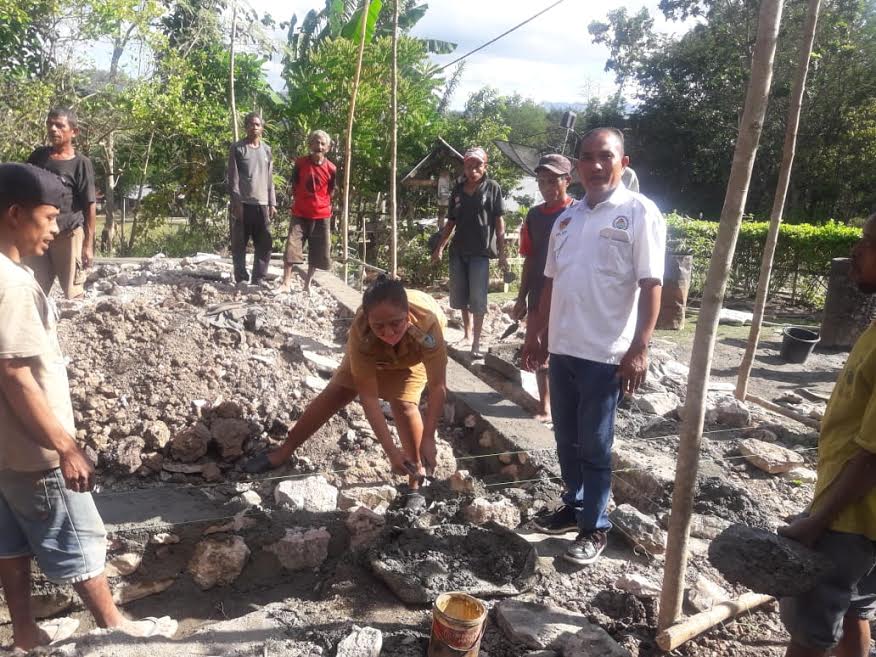 Kades Oelneke Letak Batu Pertama Pembangunan 20 Unit Rumah Layak Huni Tahun 2020