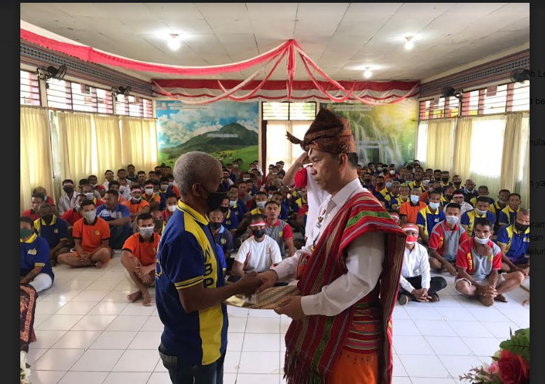 kepala-lapas-atambua-edwar-hadi-memberikan-remisi.jpg