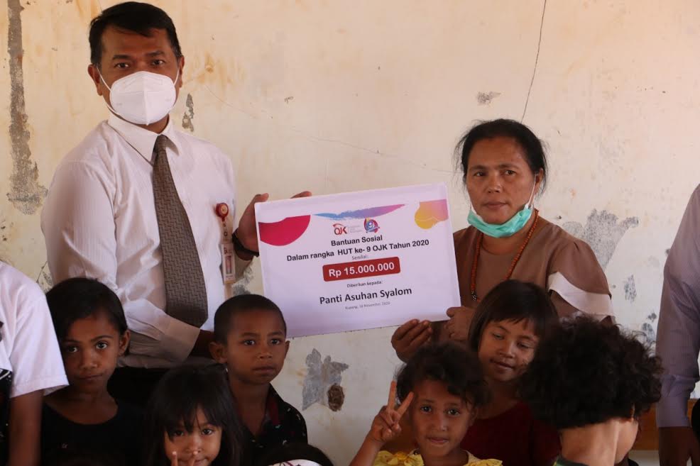 Jelang Ulang Tahun, OJK NTT Serahkan Bantuan Sosial