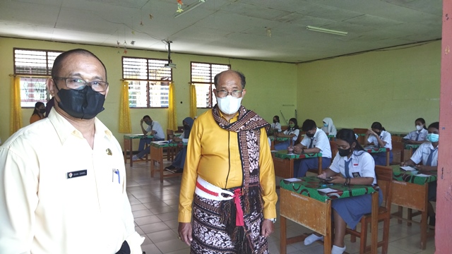 kepala-sman-3-kupang-ishak-daniel-elias-balbesi.jpg
