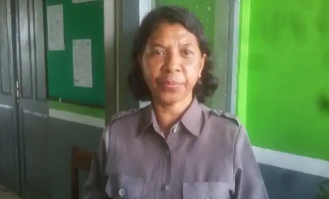 kepala-smk-negeri-kefamenanu-dra-yohana-g-kapitan.jpg