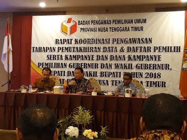 ketua-bawaslu-ri-abhan-sh-didampingi-ketua-bawaslu-ntt-thomas-djawa-dan-jemris-fointuna_20180310_131546.jpg