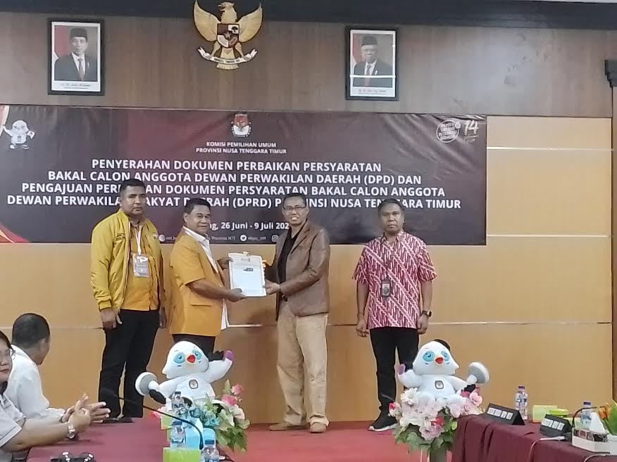 ketua-dpd-partai-hanura-ntt-drs-refafi-gah-sh-mpd-menyerahkan-dokumen-perbaikan.jpg