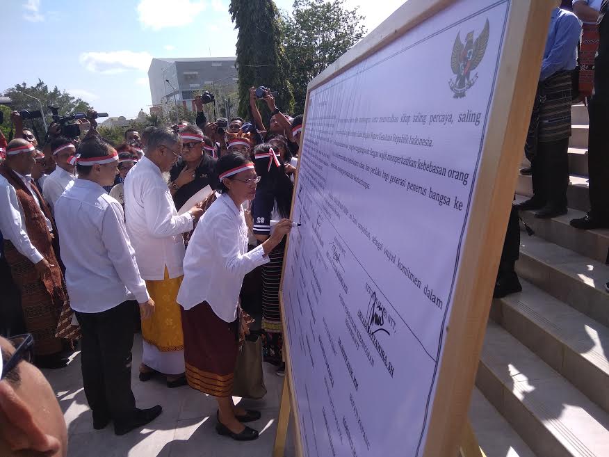 ketua-fkub-ntt-dr-maria-theresia-geme-shmh-menandatangani-pernyataan-sikap.jpg