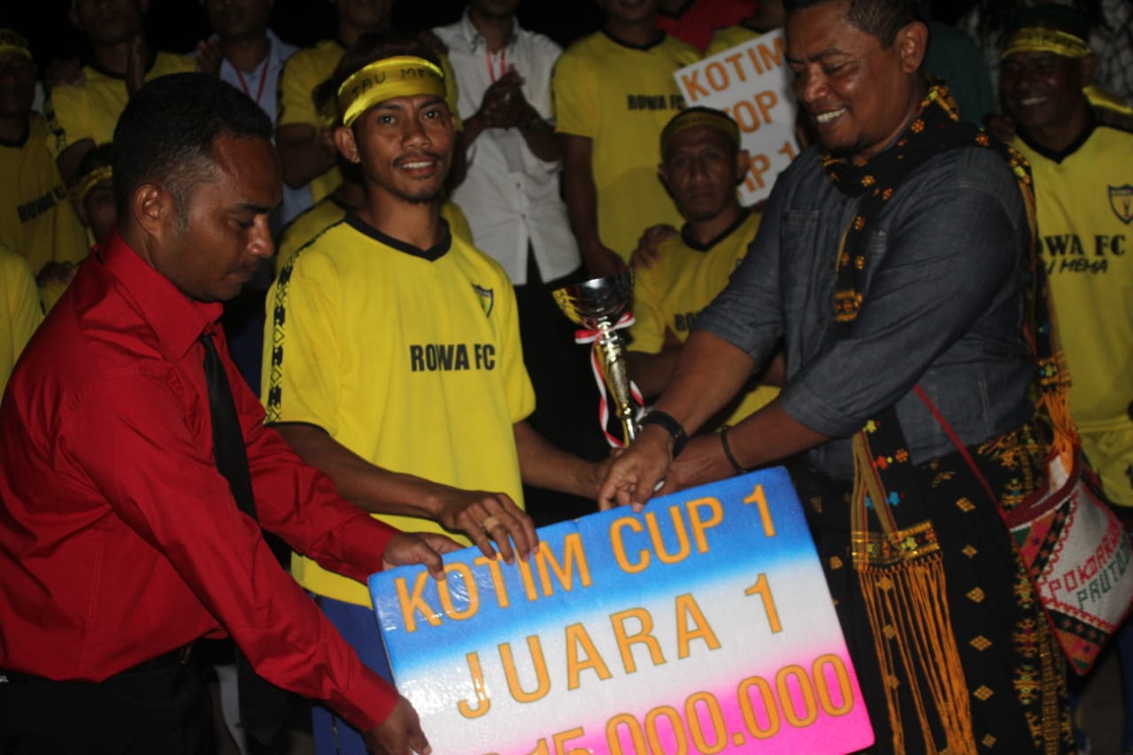 ketua-panitia-kotim-cup-i-yohanes-k-gore-saat-menyerahkan-piala-kepada-sang-juara-rowa-fc.jpg