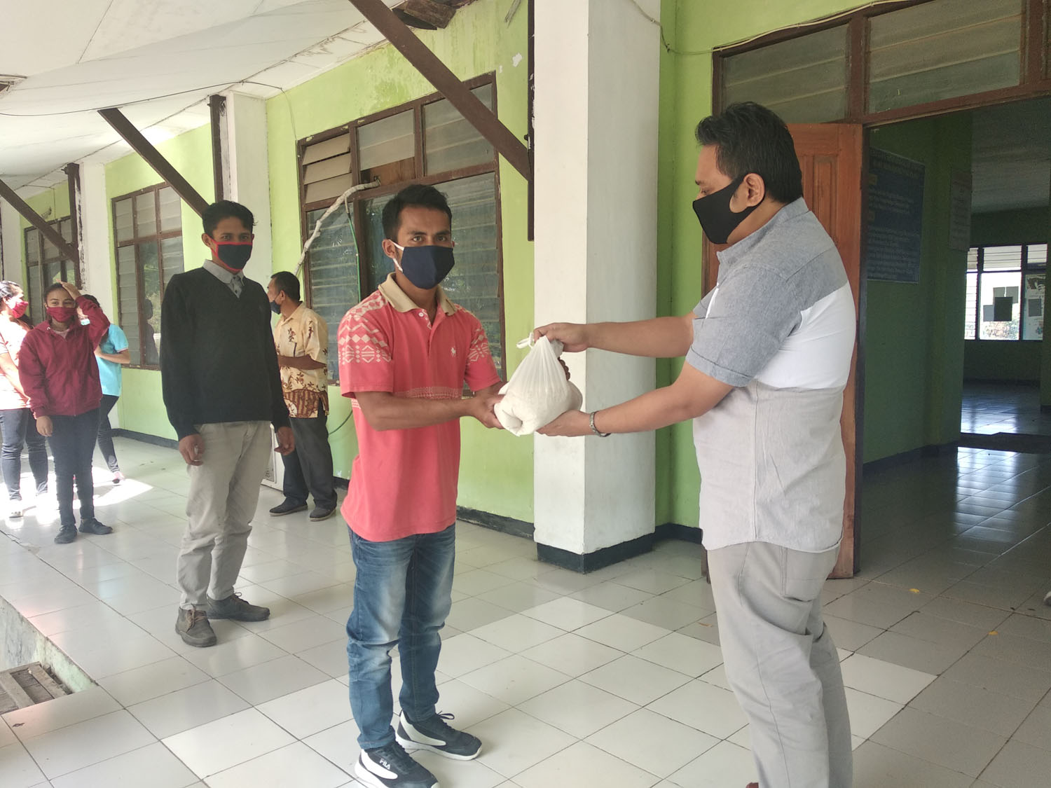 Bantu Mahasiswa Tinggal di Kos STIM Kupang Peduli Kasih di Masa Pandemi Covid-19