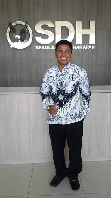 Bertahan Hidup Guru di NTT, Jadi Ojol Hingga Juru Parkir