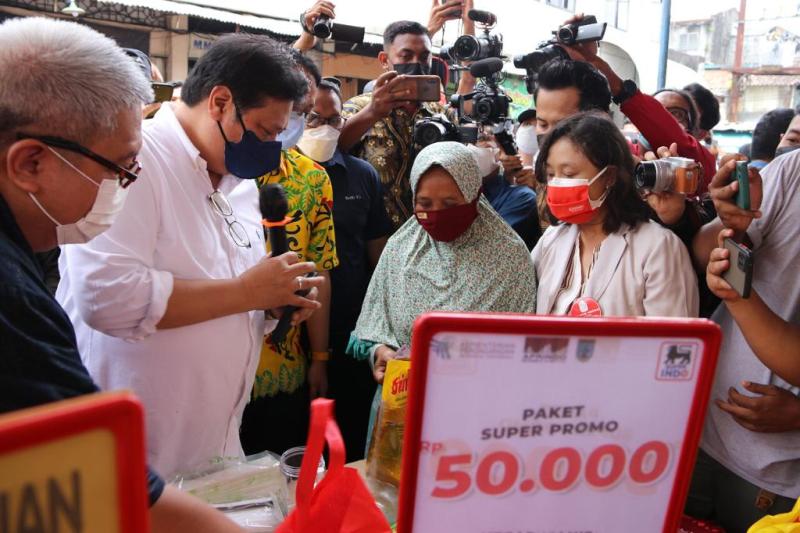 Airlangga Disambut Histeris Emak-emak Saat Operasi Pasar di Salatiga, Jateng