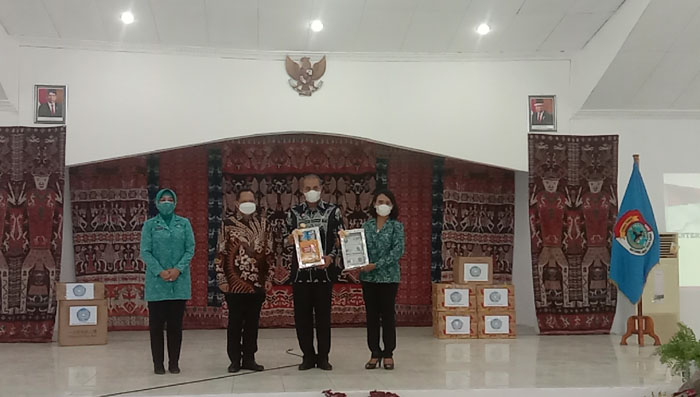 Ketua Umum TP PKK Serahkan Bantuan di Sumba Timur