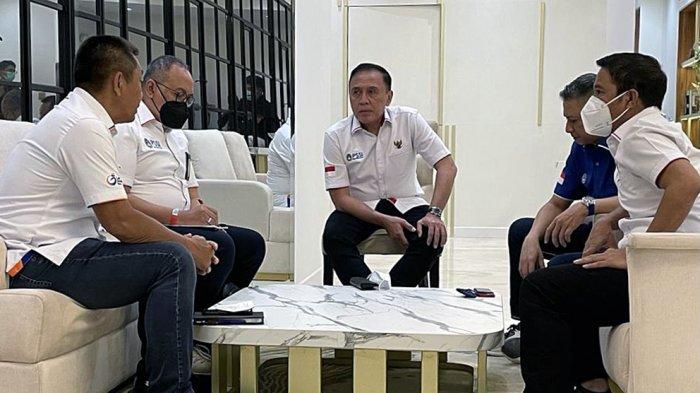 ketum-pssi-mochamad-iriawan-tengah-bertemu-dengan-dirut-pt-lib-akhm.jpg