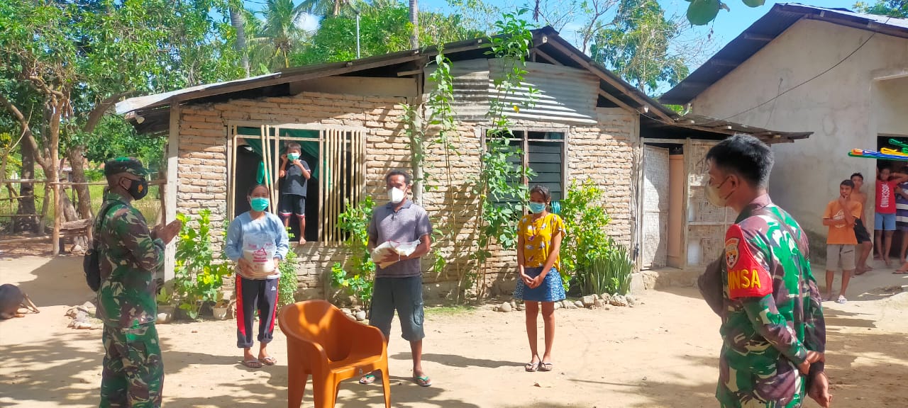 Kodim 1601 Sumba Timur Salurkan Bantuan Bagi Warga Terdampak Covid-19