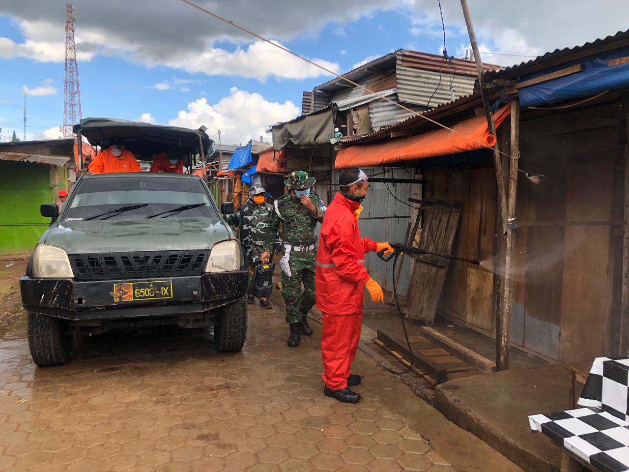 Cegah Penyebaran Virus Corona, Pasar Inpres Soe Disemprot Cairan Desinfektan