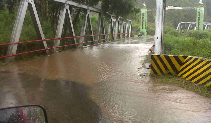 Hujan Guyur Poco Ranaka, Ada Kolam di Jembatan Wae Reno II