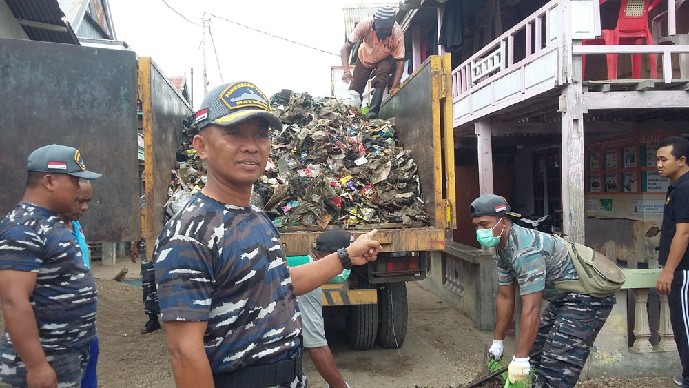 Danlanal Maumere Pimpin Pembersihan Kampung Wuring
