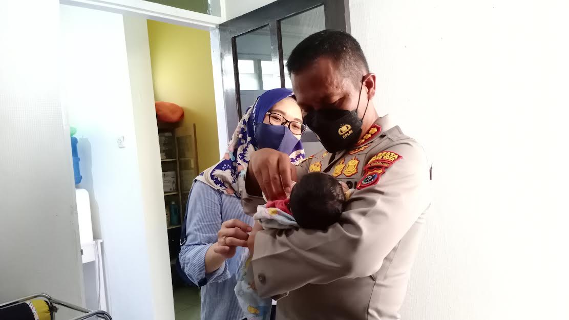kombes-pol-rishian-krisna-budhiaswanto-bersama-ketua-bhayangkari-ny-netty-krisna.jpg