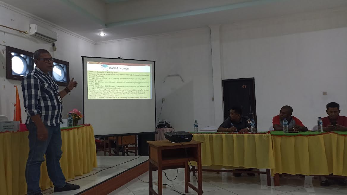 komisioner-kpu-lembata-mempresentasikan-penetapan-jumlah-kursi.jpg