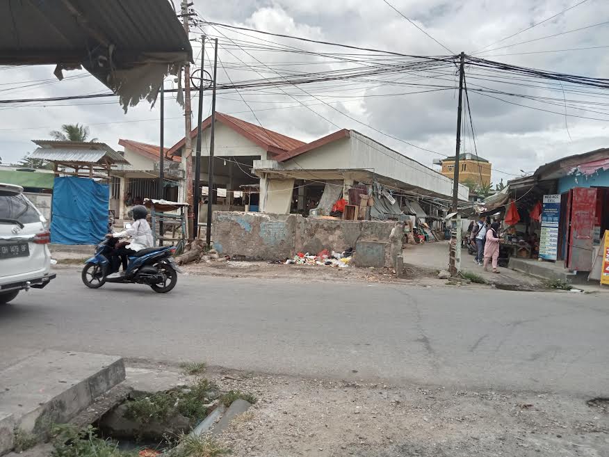 kondisi-tempat-penampungan-sampah-di-tepi-jalan-pasar-kuanino.jpg
