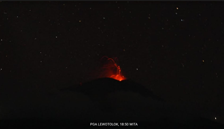 Gunung Ile Lewotolok Keluarkan Bunyi Dentuman Warga Ile Ape Lembata Panik
