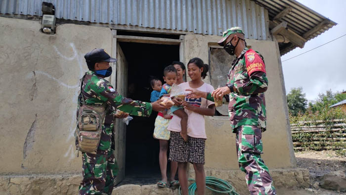 Pos Satgaster Koramil Halilulik Bagi-bagi Roti-Bubur Kacang, 48 Balita Fohoeka Diberi Asupan Gizi