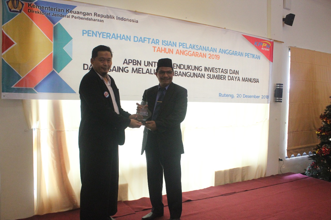KPPN Ruteng Serahkan DIPA Tahun Anggaran 2019