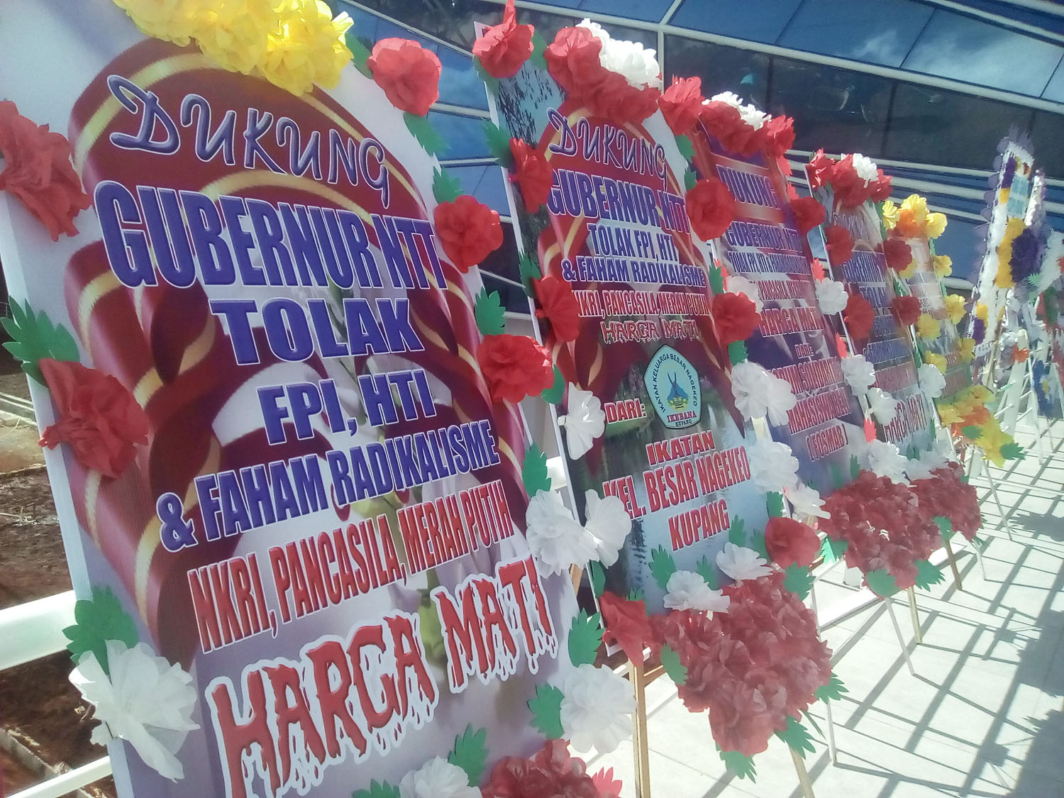 krans-bunga-memadati-depan-kantor-gubernur-ntt_20170505_191633.jpg