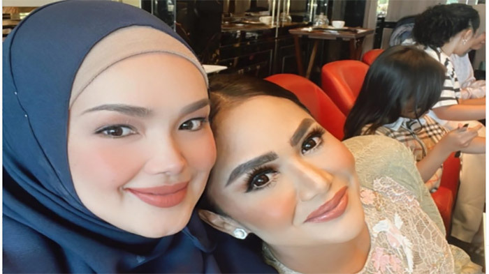 krisdayanti-pose-bersama-diva-malaysia-siti-nurhaliza.jpg