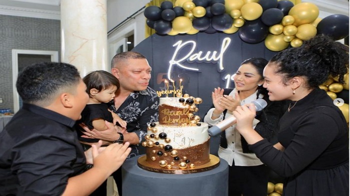 Krisdayanti Rayakan Ulang Tahun Raul Lemos Bareng Ameena, Penampilan Amora Lemos Disorot Netizen