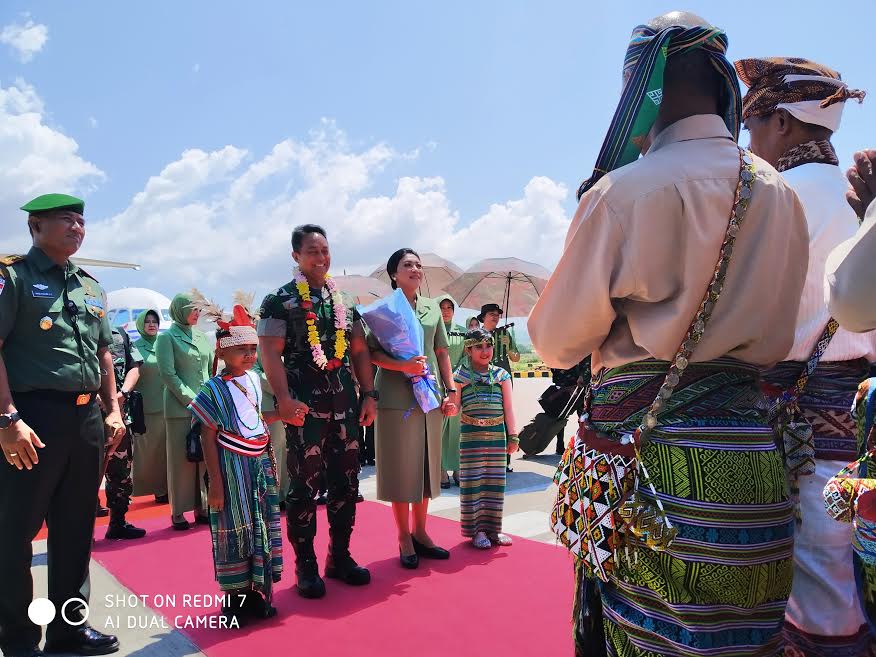 Kunjungi NTT, KSAD Jenderal Andika Diterima Adat Natoni