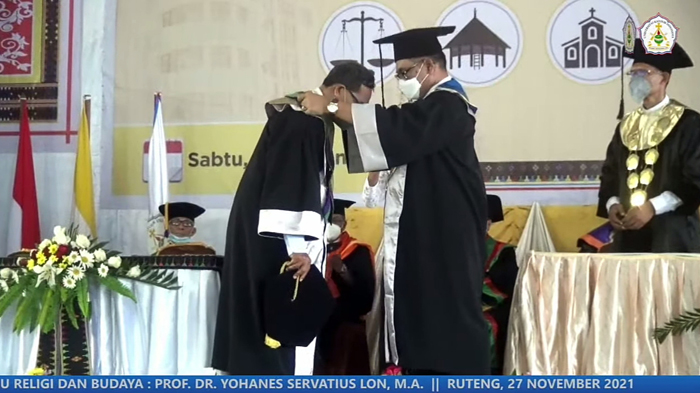 kukuhkan-jadi-guru-besar-bidang-ilmu-religi-dan-budaya-ini-pesan-prof-mangadas-untuk-prof-john.jpg