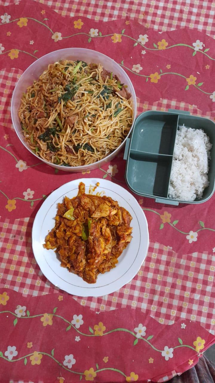 Kuliner NTT Suguhkan Menu Terbaik Bekal Untuk Suami dan Anak Ayam Suwir dan Mie Goreng Babi Timor