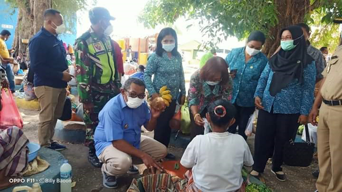 kunjungan-kerja-ke-wulandoni-bupati-lembata-tinjau-pasar-barter-dan-pelabuhan-laut.jpg