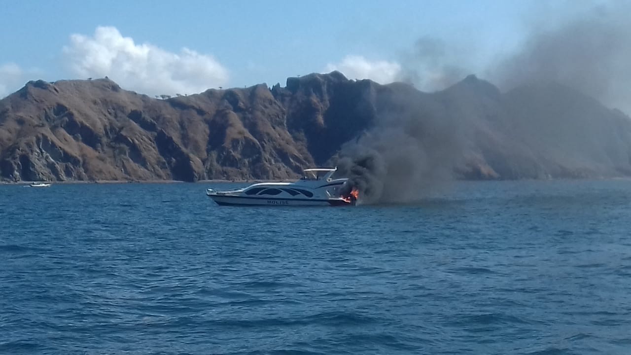 15 Orang Wisatawan Asing Lompat dan Berenang Menyelamatkan Diri saat Kapal Molise Terbakar di Padar