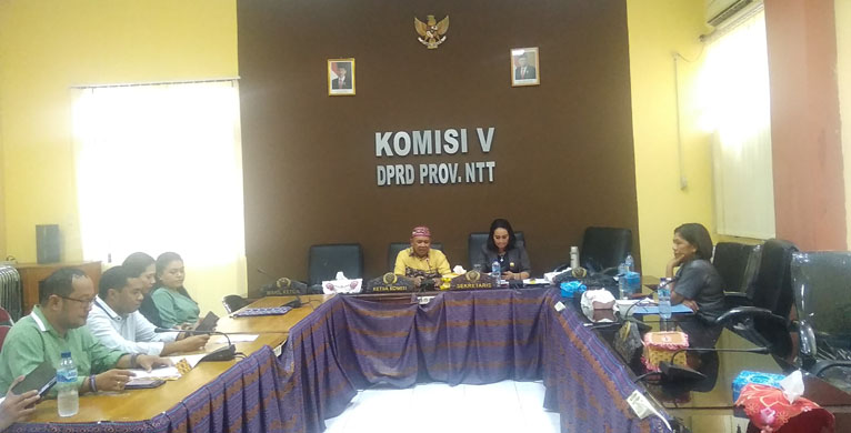 Lany Koroh Menangis di Komisi V DPRD NTT