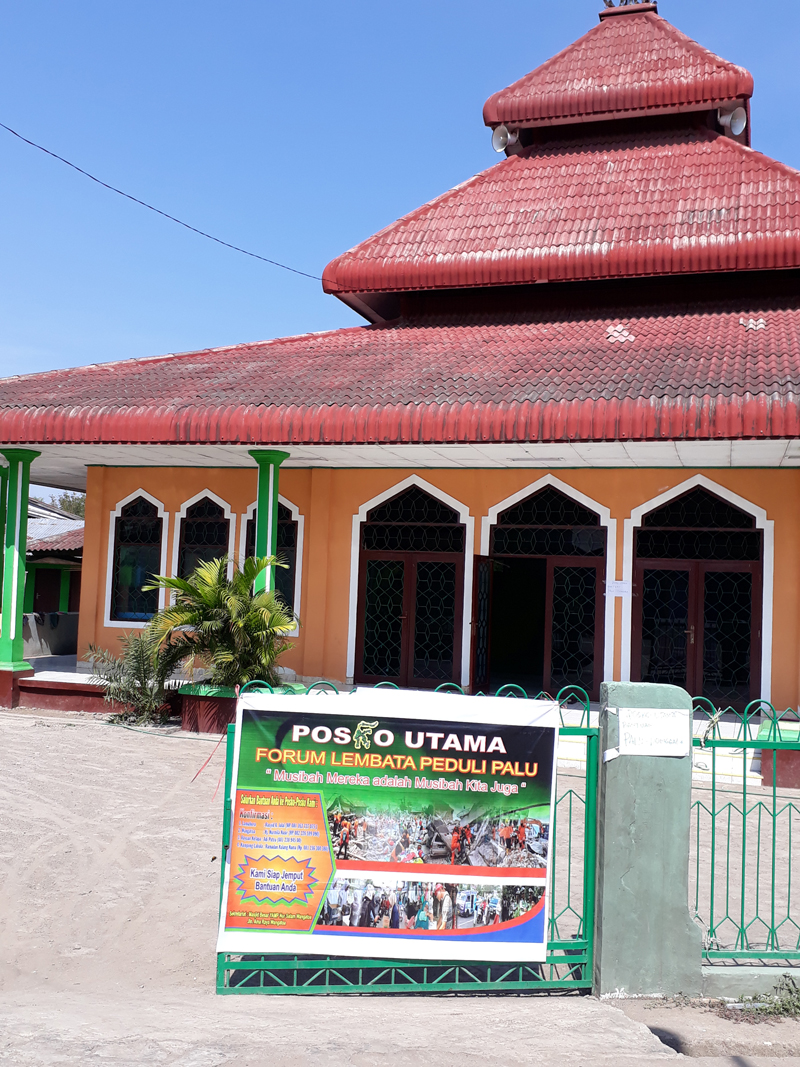 lembata-bantu-korban-gempa_20181007_174834.jpg