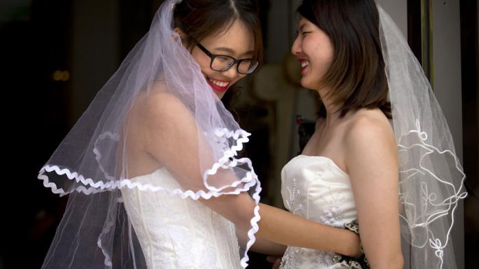 20 Tahun Nikah dan Punya Dua Anak, Wanita Ini Tega Tinggalkan Keluarga Demi Pasangan Lesbiannya