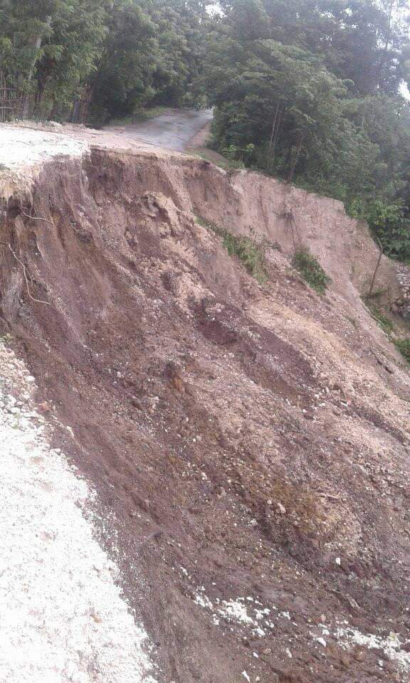 BREAKING NEWS: Diterpa Hujan Deras, Jalan di Desa Bone, Nekamese, Kabupaten Kupang Diterjang Longsor