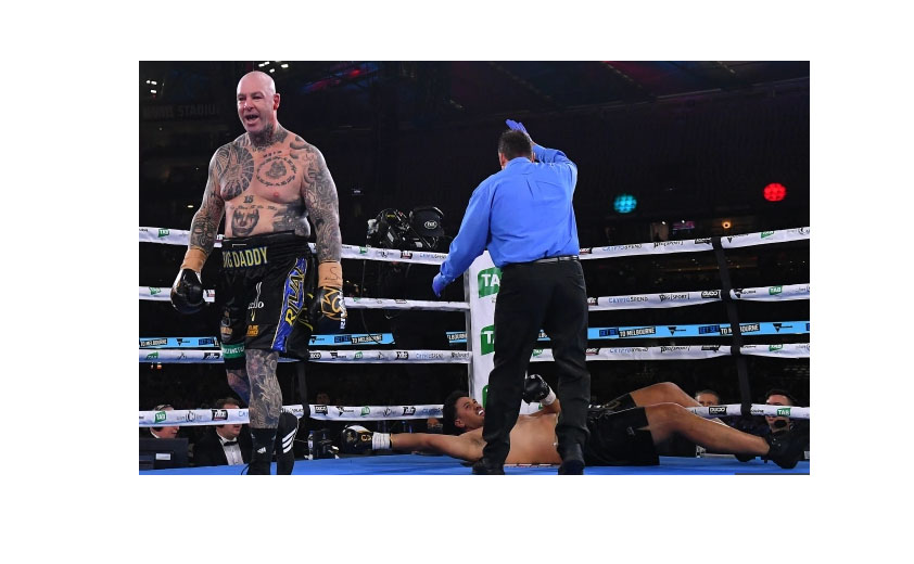 lucas-browne-saat-memukul-ko-lawannya-junior-fa.jpg