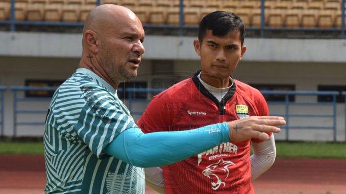 luizinho-passos-pelatih-kiper-persib-sedang-memberik.jpg