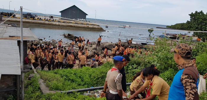 Lurah Hambala Bersama Puluhan Anggota Pramuka Bhayangkara Bersihkan Sampah