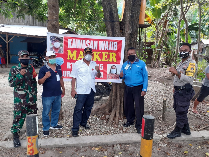 Lurah Liliba Bersama Tim Satgas Covid 19 Berikan Hadiah kepada Pengendara yang Tak Gunakan Masker