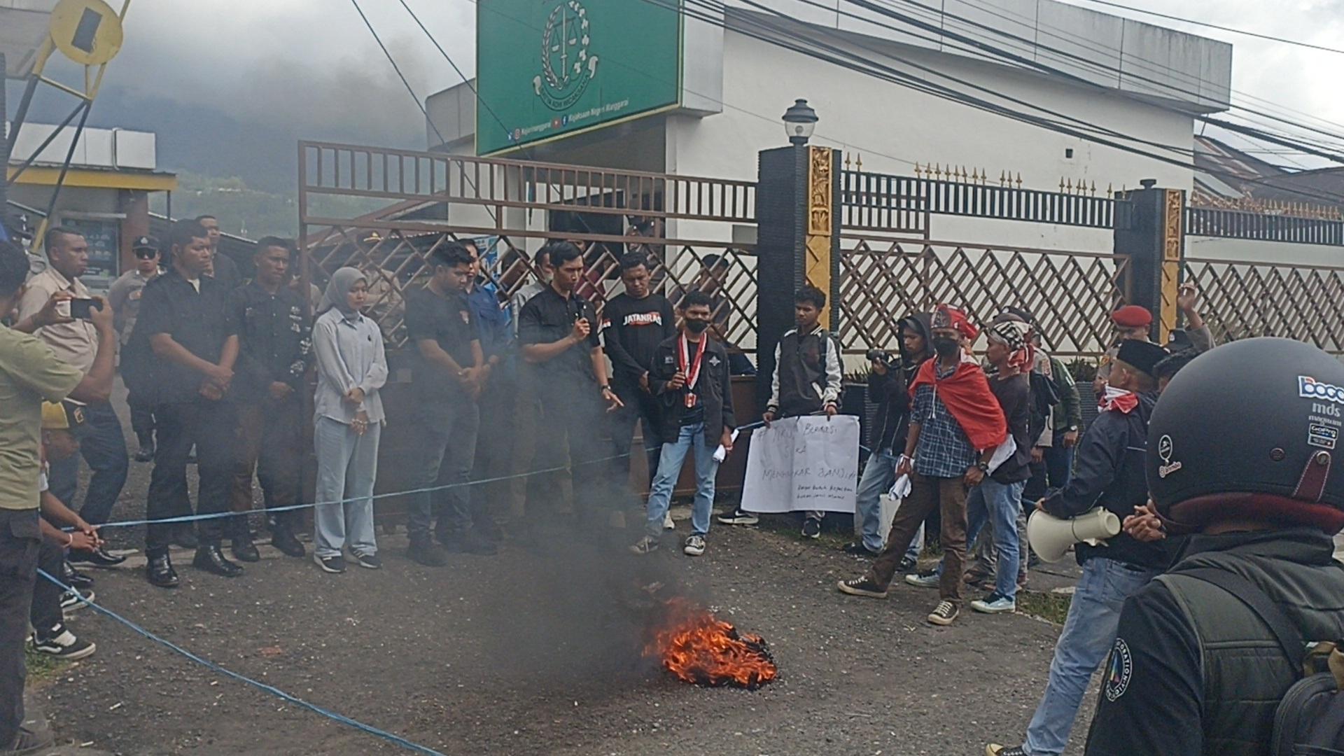 mahasiswa-demo-di-Kejari-Ruteng.jpg